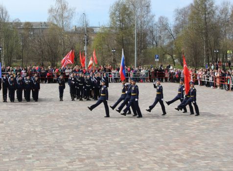 На площади Советов прошел парад Победы.